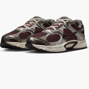 Nike V5 RNR Sneaker in Burgundy Crush
